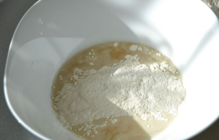 1. Этап. Хворост на пиве: Всыпьте просеянную муку.