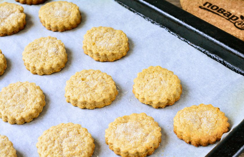 1. Этап. Печенье Нескафе: Выпекайте печенье в духовке при температуре 180 градусов около 20-25 минут.