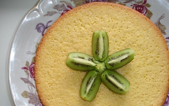 1. Этап. Торт Арт: Киви очищаем и режем дольками, выкладываем на середину бисквита 