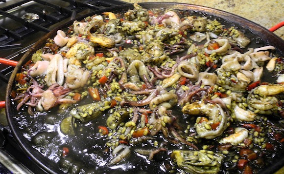 1. Этап. Черная паэлья: 9. Выложить морепродукты и накрыть крышкой. Черная паэлья в домашних условиях может доготовиться в духовке. Перед подачей блюдо можно украсить свежей зеленью.