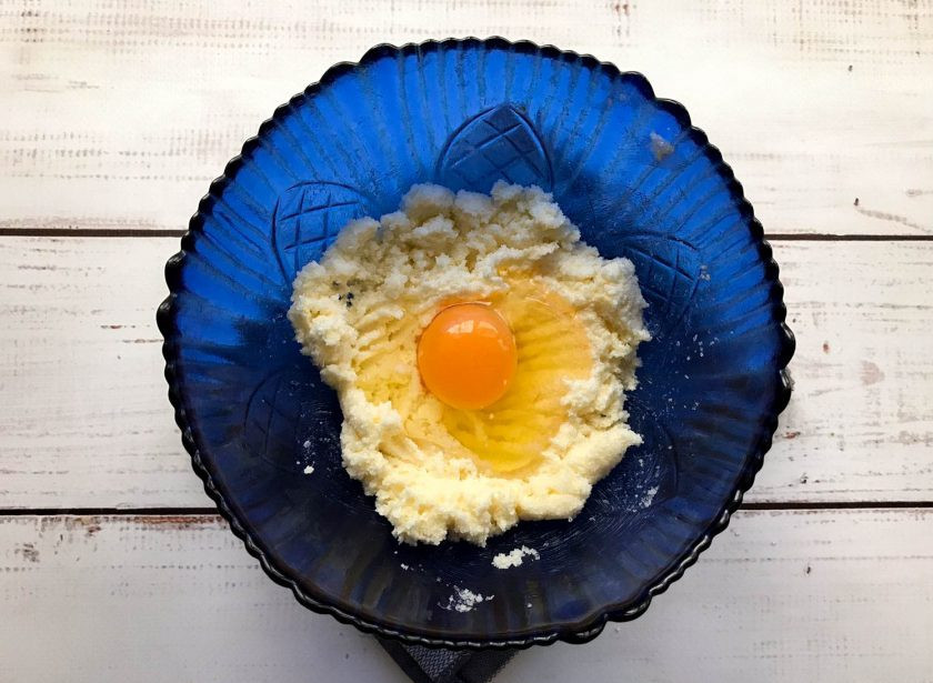 1. Этап. Кексы с красной смородиной: Добавьте яйцо и снова хорошо разотрите.