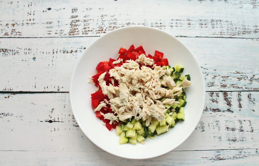 1. Этап. Салат Фэнтези: Отварную курицу выложите к овощам.
