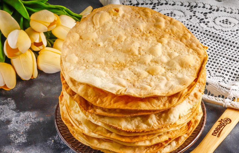 1. Этап. Торт Наполеон с клубникой: Испеките коржи для торта по 5-8 минут в духовке при температуре 200 градусов. Выложите их друг на друга и остудите.