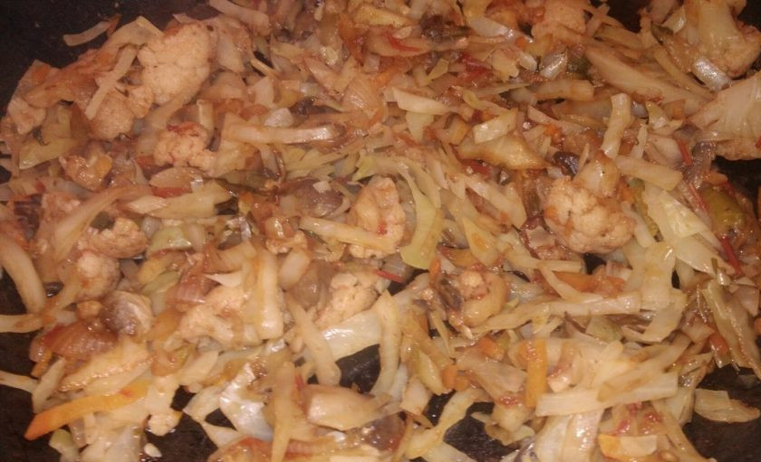 1. Этап. Овощи с грибами без масла: 10. Когда капуста будет мягкой, можно снимать с огня. Зелень можно добавить по вкусу.