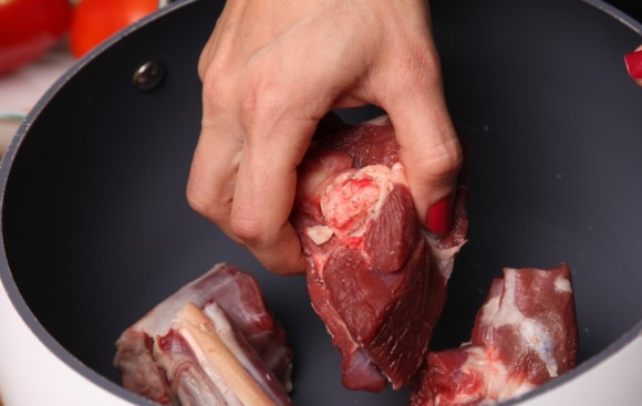 1. Этап. Хашлама: 2. Вымойте и обсушите баранину. Со всех сторон посолите и поперчите. Выложите в кастрюлю с толстым дном (или в сотейник), залейте водой и отправьте на огонь.