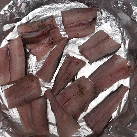 1. Stage. Baked hake with sauce: Cut the fish along the ridge and remove the bones, cut another into pieces. Season to taste and lay the hake on the frypot covered with foil.