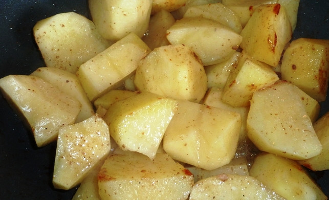 1. Этап. Курица, тушенная в казане: Очистите картошку от кожуры, вымойте ее. Разрежьте небольшие клубни пополам, а те, что побольше — на четыре части. Обжарьте картофель отдельно от курицы до румяной корочки.