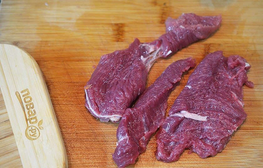 1. Этап. Теплый салат из говядины: 1. Говядину нарежьте полосками.