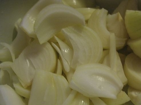 1. Этап. Ассорти из овощей: Лук порежьте дольками, опустите в кипяток минуты на 1,5.