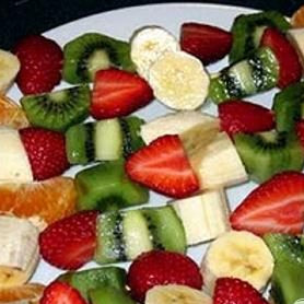 Фруктовый шашлык с лимонной подливкой