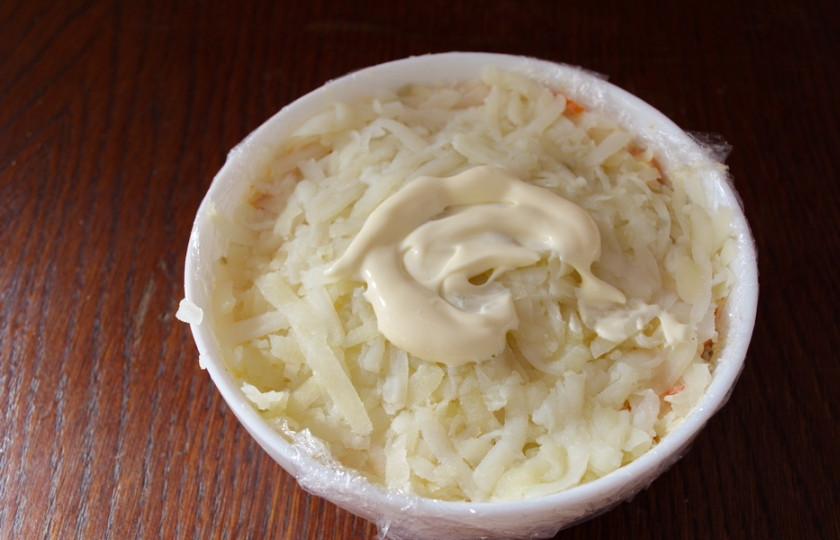 1. Этап. Салат Грибная полянка с курицей: На крупной терке натрите картофель отварной. Смажьте майонезом.