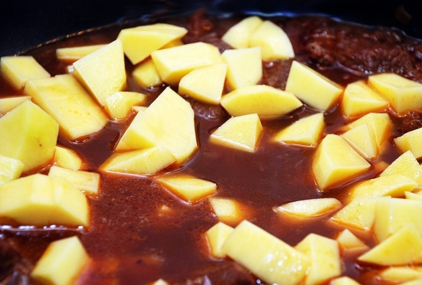 1. Этап. Гуляш из мраморной говядины: Томиться говядина может полчаса, а может и полтора. Вы пока почистите и порежьте кубиками картошку. Добавьте ее, когда мясо будет готовым. Подлейте воду по необходимости, а также томатную пасту по вкусу.