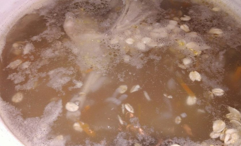 1. Этап. Суп с овсянкой и яйцом: 3. Картофель, лук и морковь я отправила следом сырыми в бульон. Если хотите, то можно сделать поджарку. После закипания картофеля отправьте в суп овсянку.