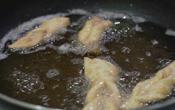 1. Этап. Сладкий хворост: 4. В сковороду налейте подсолнечное масло, хорошенько разогрейте его и выложите хворост, обжаривайте до появления красивой корочки.