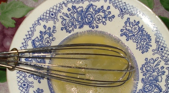 1. Этап. Орехи со сгущенкой: Охлажденные белки достаньте из холодильника и взбейте венчиком до белого цвета. Чтобы это было сделать легче, добавьте к белкам щепотку соли или лимонную кислоту на кончике ножа.