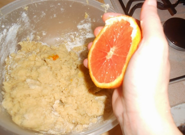 1. Этап. Картофельные пончики: 4. Добавьте апельсиновую цедру и апельсиновый сок.