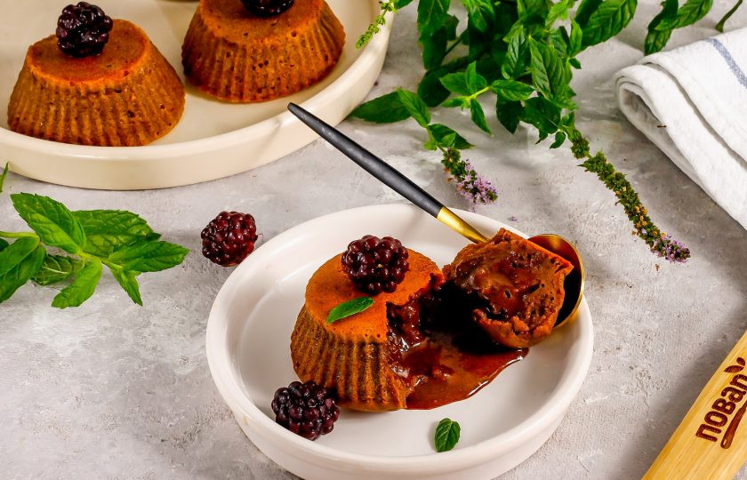 1. Этап. Шоколадный фондан Гордона Рамзи: Выложите фондан на блюдце вверх дном и аккуратно разломите ложечкой — жидкая начинка вытечет. Украсьте ягодами и свежей мятой.