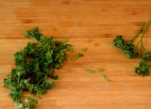 1. Этап. Суп из рыбных консервов (из горбуши): Нарежем мелко зелень петрушки, её тоже добавляем в суп. Варим 5 минут.