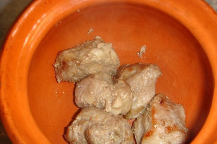 1. Этап. Чанахи в горшочках: На дно горшочка выкладываем несколько кусочков обжаренного мяса.