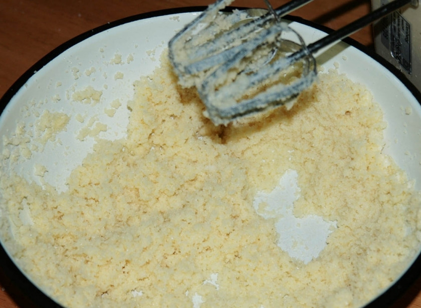 1. Этап. Банановый пирог: При помощи миксера или блендера взбиваем сахар и нарубленное сливочное масло комнатной температуры.