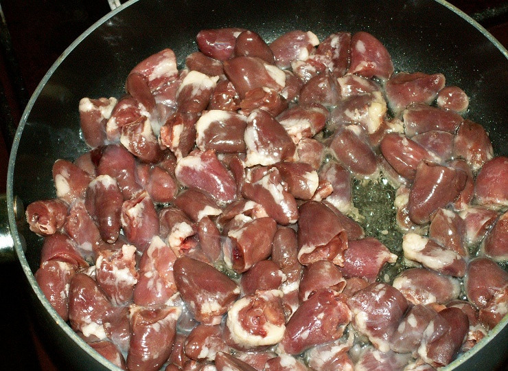 1. Этап. Куриные сердечки в сметанном соусе: Теперь наливаем в глубокую сковороду немного растительного масла и выкладываем сердечки. Солим и перчим по вкусу, убавляем огонь и тушим сердечки минут 20, при необходимости можно добавить немного водички.