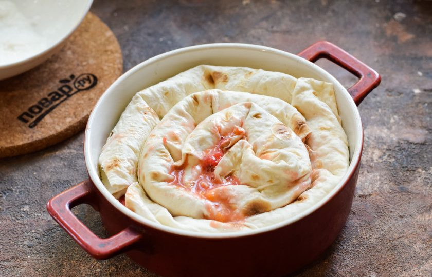 1. Этап. Пирог с абрикосами и клубникой в лаваше: Все рулетики выложите в смазанную маслом форму.