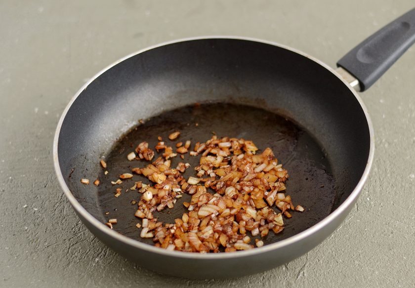 1. Этап. Бургер с ананасом: В этой же сковороде обжарьте мелко нарезанный лук.