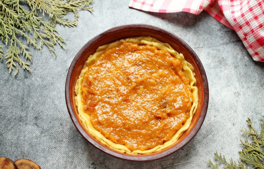 1. Этап. Ботлихский пирог: Раскатайте вторую часть теста, выложите поверх ореховой начинки. Распределите начинку из кураги, немного не доходя до края.