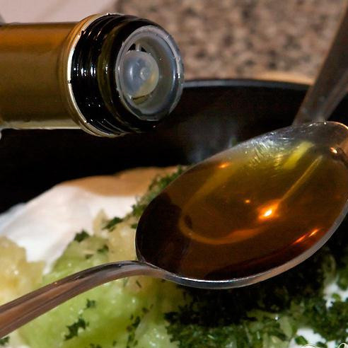 1. Этап. Соус Дзадзики: Добавьте 1 ст.л. уксуса...