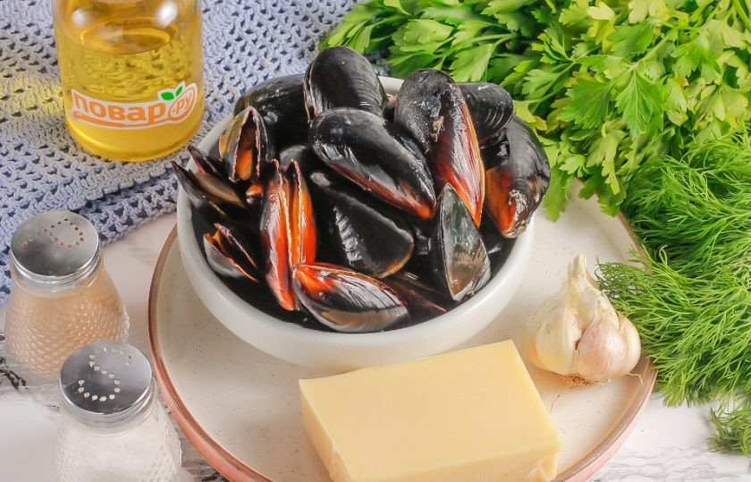 1. Этап. Мидии, запеченные с сыром в духовке: Подготовьте указанные ингредиенты. Мидии приобретите в ракушках. Если они не в вакуумной упаковке, то проследите за тем, чтобы все мидии были закрыты. Открытые ракушки не приобретайте!