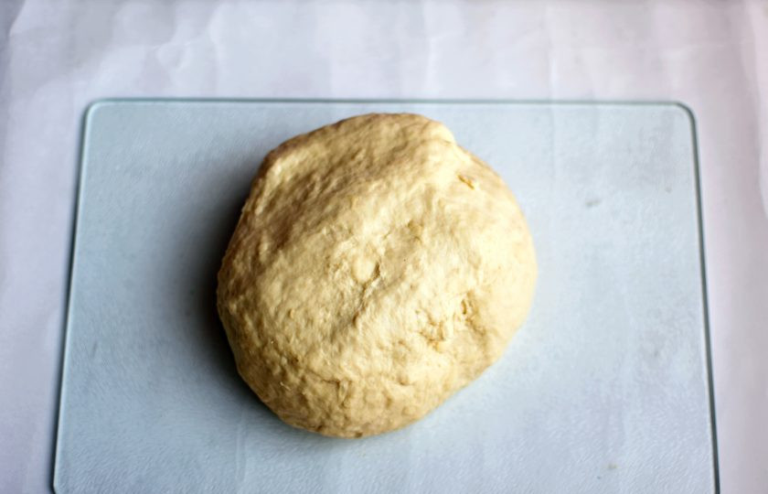 1. Этап. Штрули: Дайте тесту немного отлежаться под миской, не убирайте его в пакет, иначе оно станет слишком мягким.