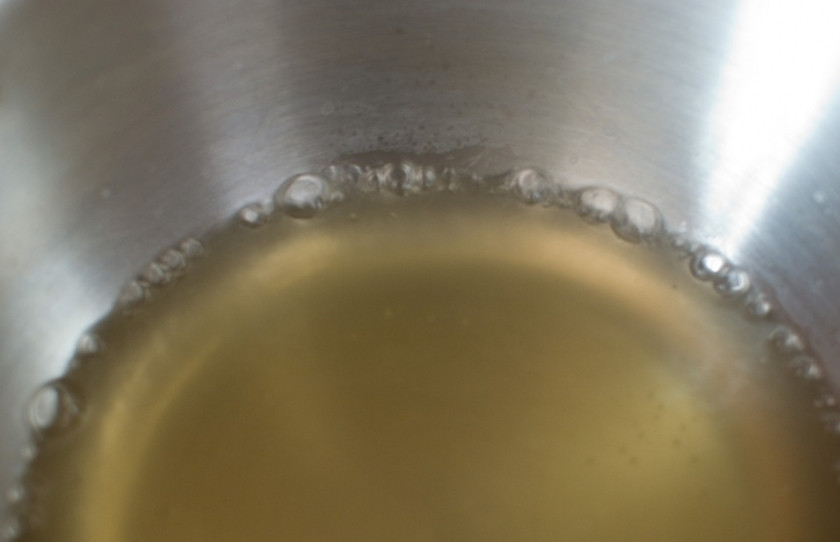 1. Этап. Тортеллини в сливочном соусе: В кастрюльке смешиваем бульон и вино. Ставим на средний огонь, доводим до кипения и кипятим.