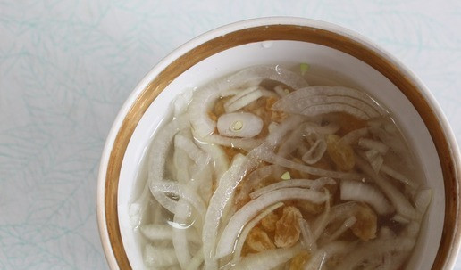 1. Этап. Салат свекольный По-другому: Из воды, уксуса и сахара сделать маринад. Замочить в нем изюм и лук на час. Откинуть на дуршлаг и обсушить бумажным полотенцем.