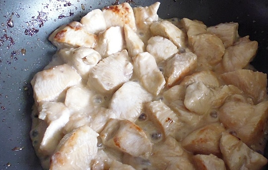 1. Этап. Цыпленок на зеленой подушке: Затем обжарьте на сковороде на растительном масле. Вытащите курицу в отдельную посуду.