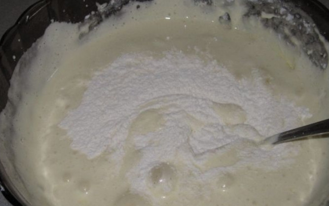 1. Этап. Корж для торта простой: Просеянную муку смешиваем с крахмалом и разрыхлителем. Постепенно подсыпая муку, замешиваем тесто движениями сверху-вниз.