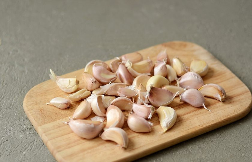 1. Этап. Маринованный чеснок с медом: Чеснок разберите на дольки, но не очищайте их. Залейте дольки холодной водой и оставьте на 2 часа.