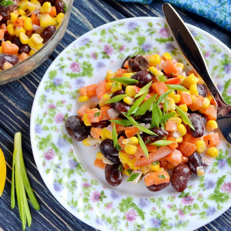 Постный салат с фасолью и кукурузой