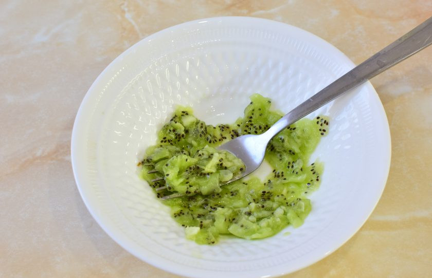 1. Этап. Лосятина с киви: Киви очистите от кожуры и разомните вилкой.