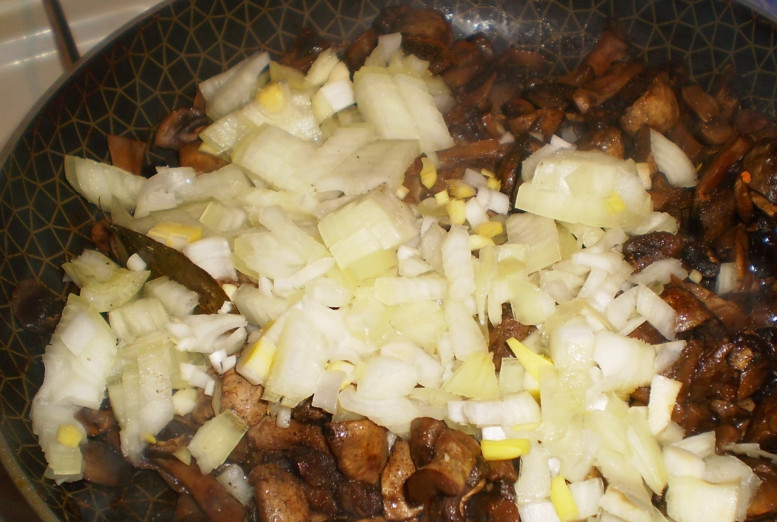 1. Этап. Вешенки жареные с луком и сметаной: 1. Грибы моем и чистим. Затем режем их и обжариваем на растительном масле. Ждем, пока они не уменьшатся в объеме и не выделится жидкость. Когда жидкость почти полностью испарится, добавим в сковороду лук и обжарим все вместе до румяности.