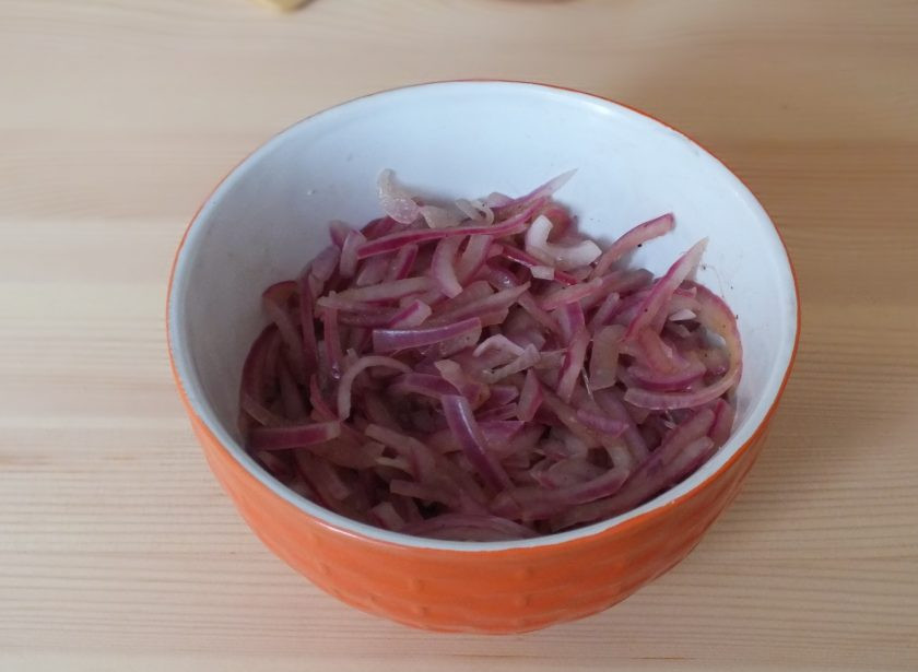 1. Этап. Салат Мужские слезы с говядиной: По истечении времени слейте воду. Дайте хорошо стечь жидкости. Переложите лук обратно в чашу, добавьте соль, черный перец и бальзамический уксус. Перемешайте, оставьте на 10 минут