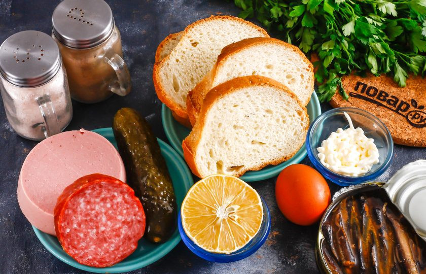 1. Этап. Советские бутерброды: Подготовьте указанные продукты. Откройте консервы. Отварите куриное яйцо в течение 12 минут, остудите и очистите от скорлупы.