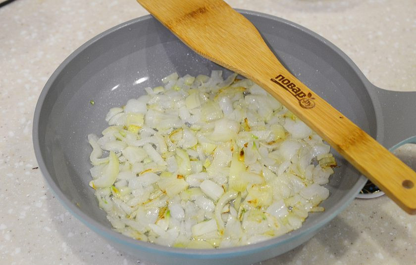 1. Этап. Картофель жареный с грибами: 2. Обжарьте на сковороде с добавлением масла сначала лук.