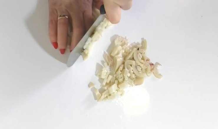 1. Этап. Роллы в духовке: Отварного кальмара нарежьте маленькими кубиками.