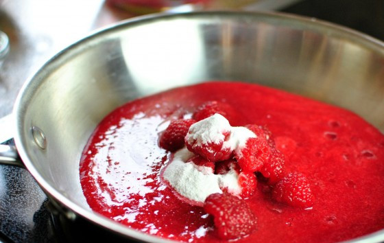 1. Этап. Малиновый джем: 6. Добавьте в сковороду пектин.