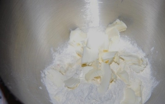 1. Этап. Простое печенье на 14 февраля: 1. В миске смешайте просеянную муку с кубиками холодного сливочного масла и перетрите руками до образования мучной крошки.