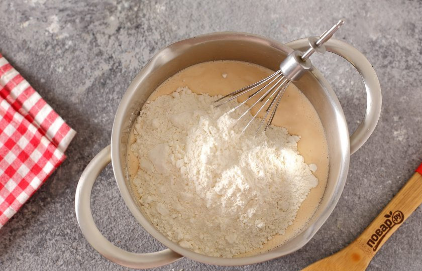 1. Этап. Оладьи на ряженке с яблоками: Все перемешайте, затем добавьте муку и соль.