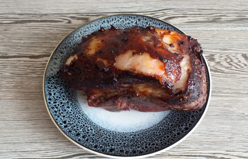 1. Этап. Буженина в вине: По истечении времени достаньте буженину из духовки. Переложите еще горячую на блюдо и охладите сначала при комнатной температуре.