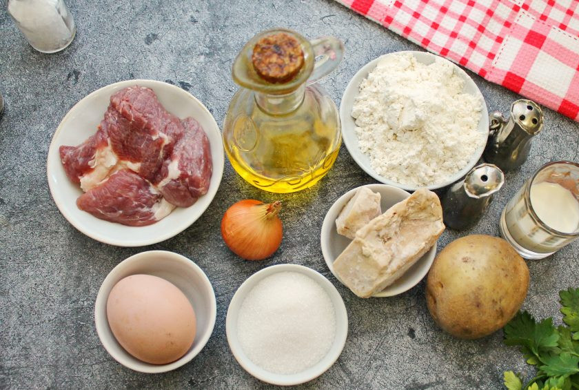 1. Этап. Пирожки с мясом и картошкой в духовке: Подготовьте все необходимое ингредиенты для приготовления пирожков с мясом и картофелем.