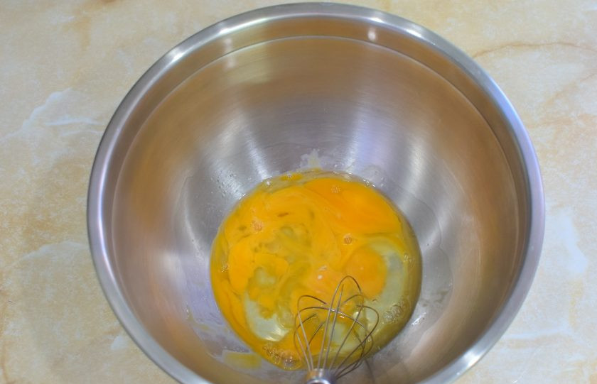 1. Этап. Блинные рулеты с рыбой: Для блинов немного взболтайте венчиком яйца.