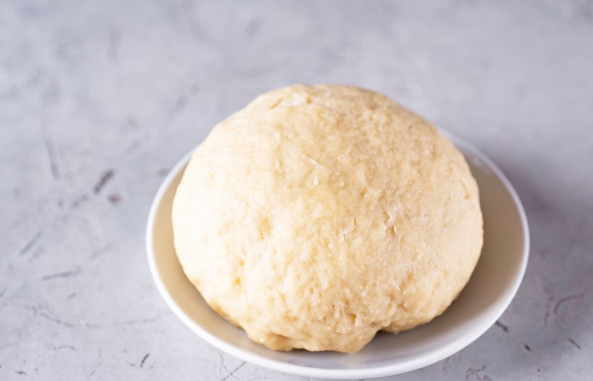 1. Этап. Сухое печенье: Замесите мягкое тесто, которое не прилипает к рукам.